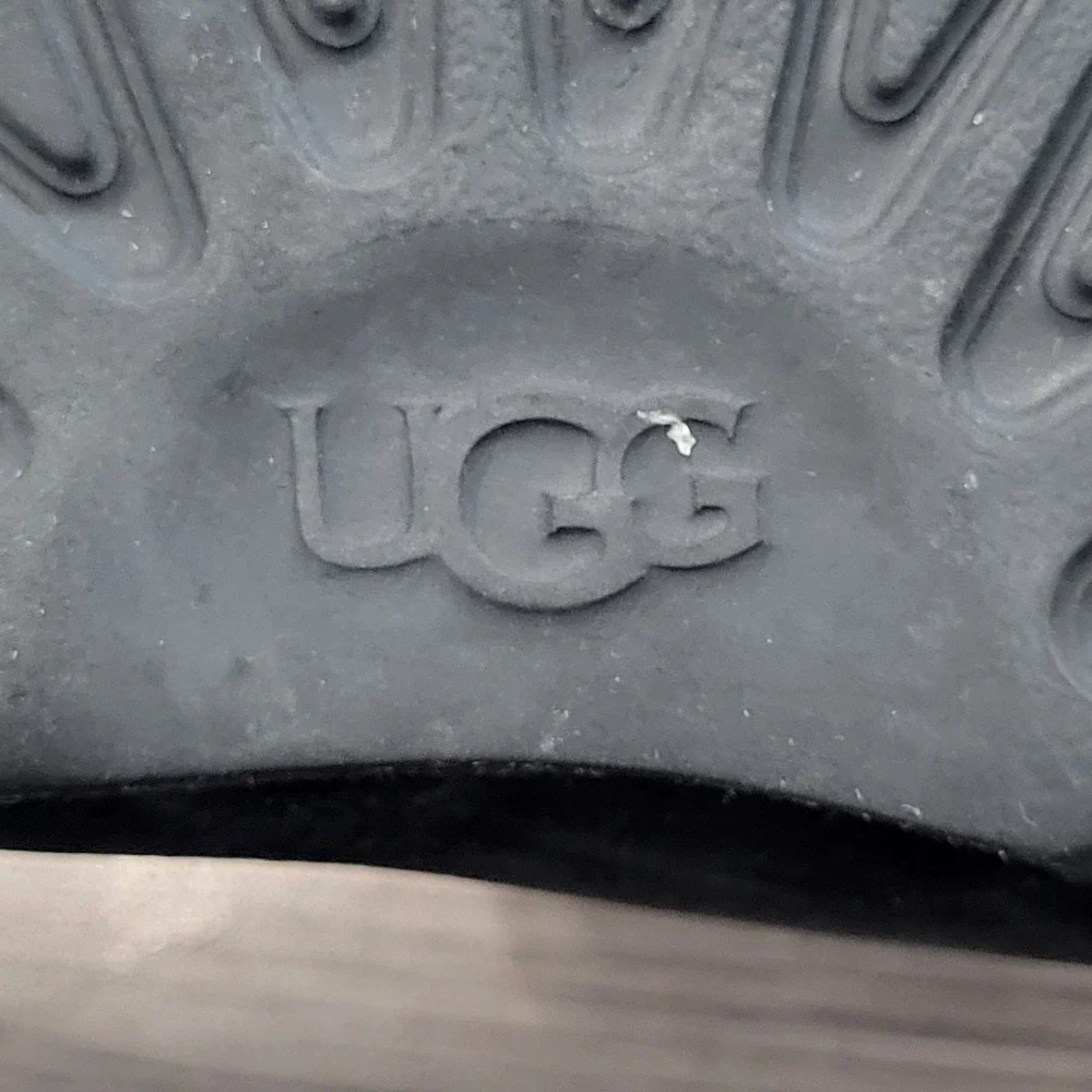 UGG Kids Classic Leather Boots Black Sheepskin Lined Cozy Casual Size 12